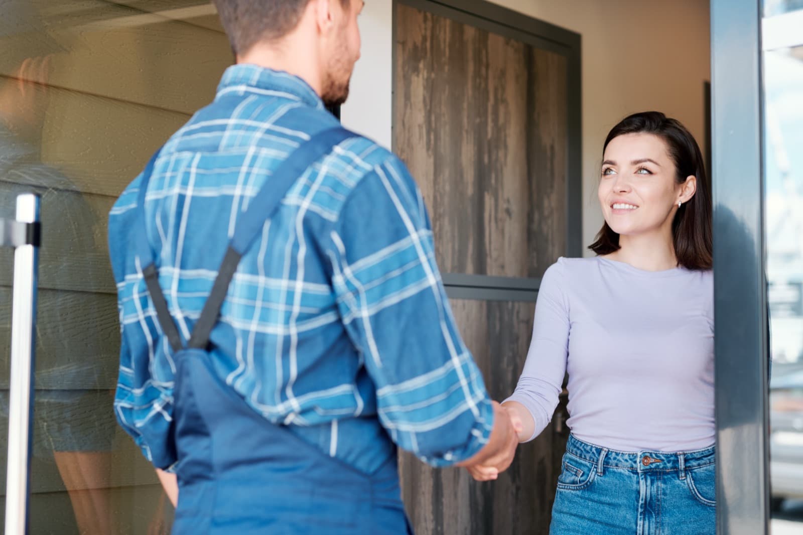 Homeowner welcoming a Dallas Plumber technician at her front door